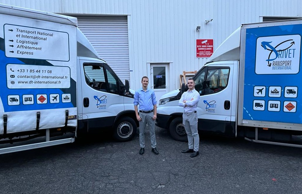 Équipe Drivet Transport International devant les véhicules de l’entreprise